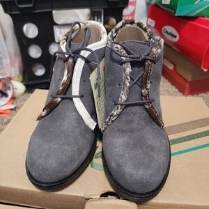 Gray Lace-Up Shoes with Animal Print